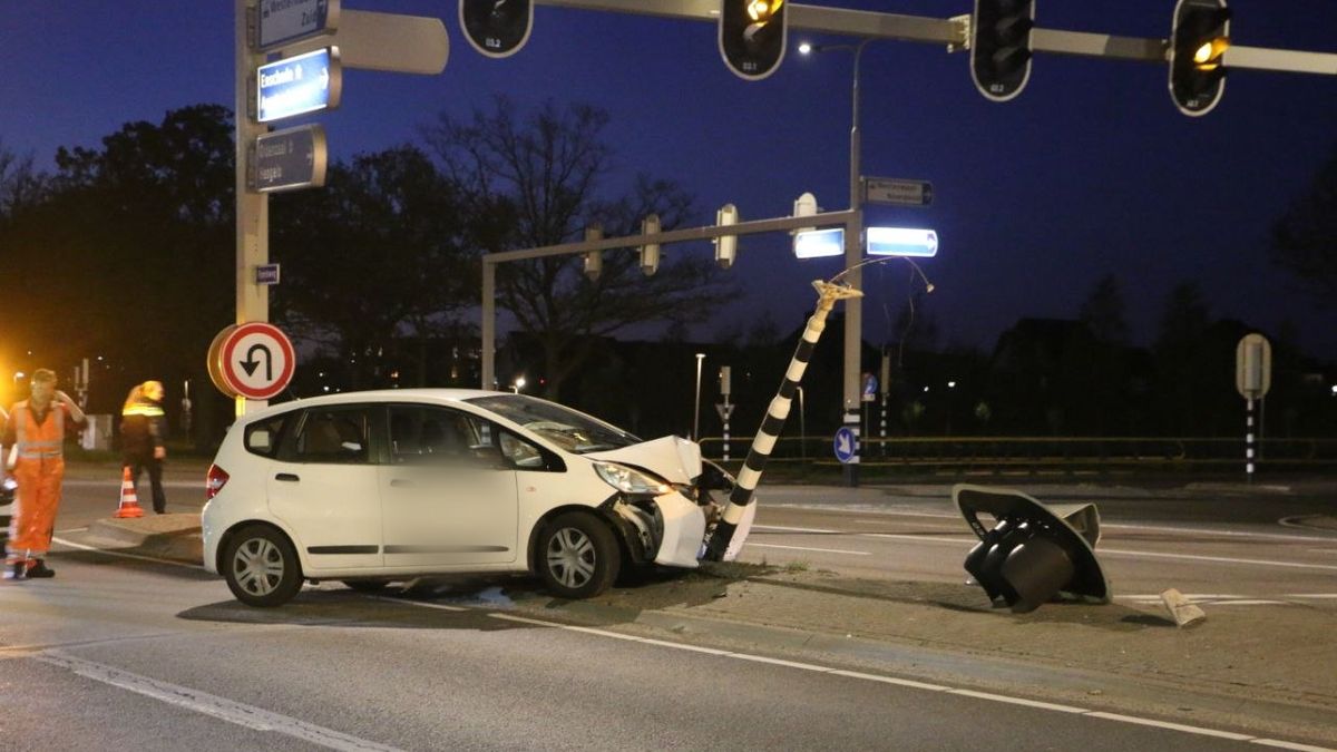 112 Nieuws: Auto ramt verkeerslicht in Hengelo