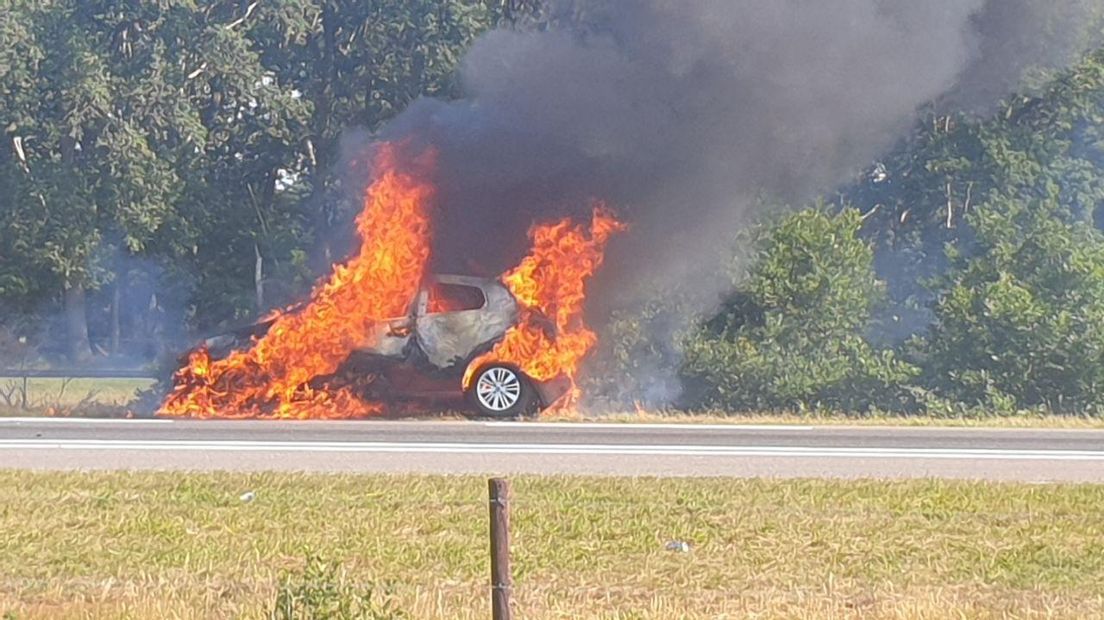 Auto begint spontaan te roken en brandt volledig uit.