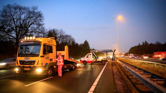 A28 richting Amersfoort voorlopig dicht na ongeluk met hoogwerker.