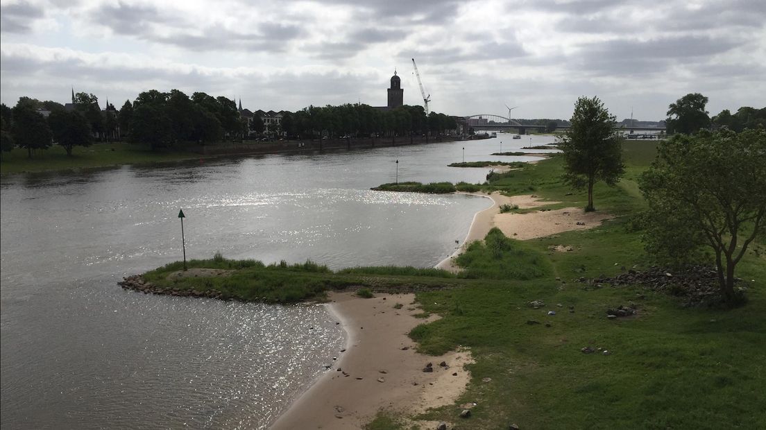 De IJsselstrandjes bij Deventer gezien vanaf de spoorbrug