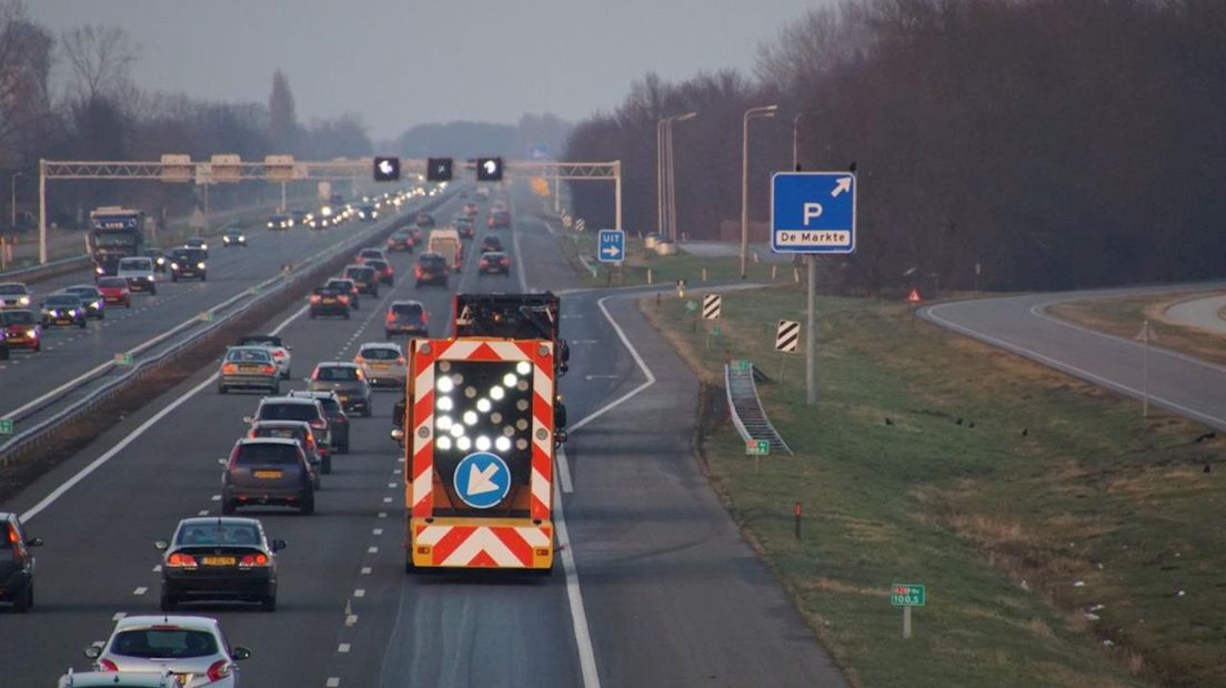 Flinke file op A28 bij Zwolle door olie op het wegdek