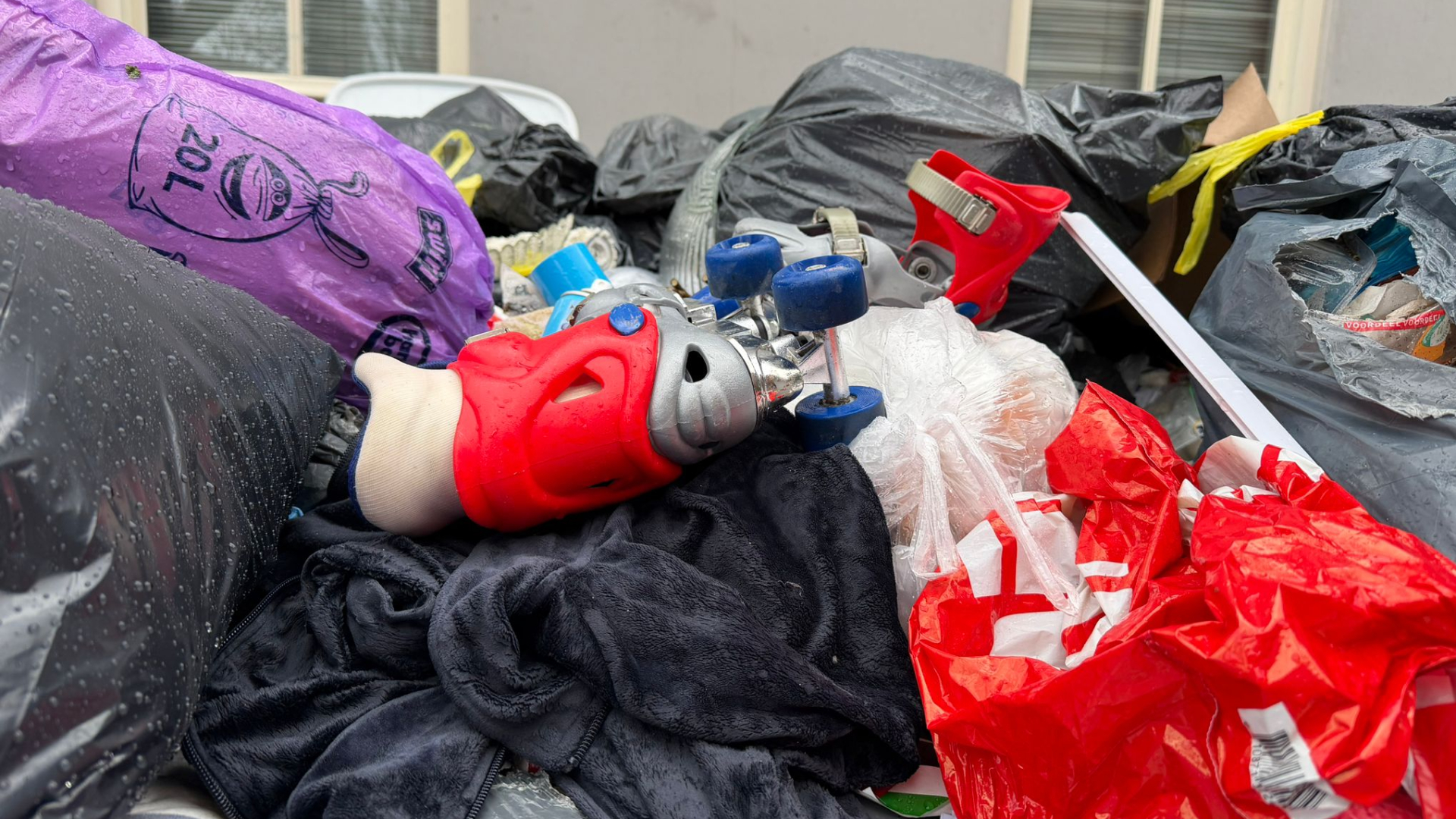 Op tal van plekken in Rotterdam liggen bergen afval naast de container