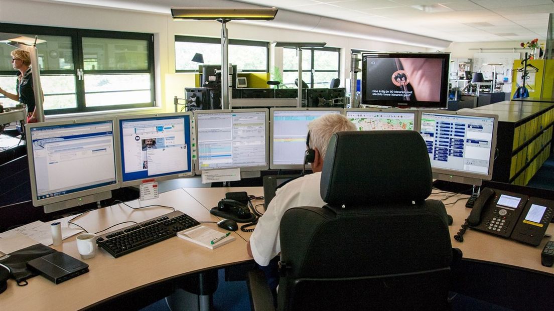 Archiefbeeld van de meldkamer in Hengelo