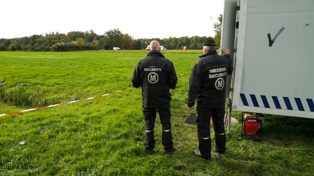 De bewaking in Ruinerwold is verdwenen, en extra hekwerk en camera's moeten kijkers nu weghouden (Rechten: RTV Drenthe /Margriet Benak)