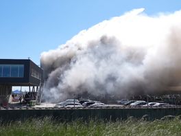 Brand Vlaardingen: Vanaf 20 seconden zijn de dikke zwarte rookwolken goed te zien.