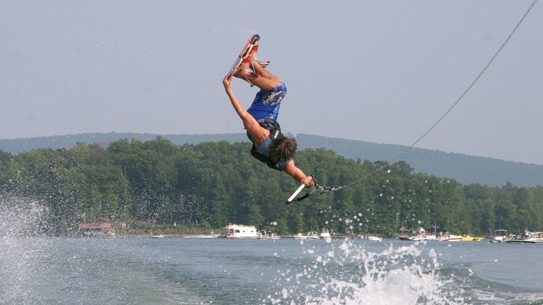 Wakeboarders halen spectaculaire stunts uit