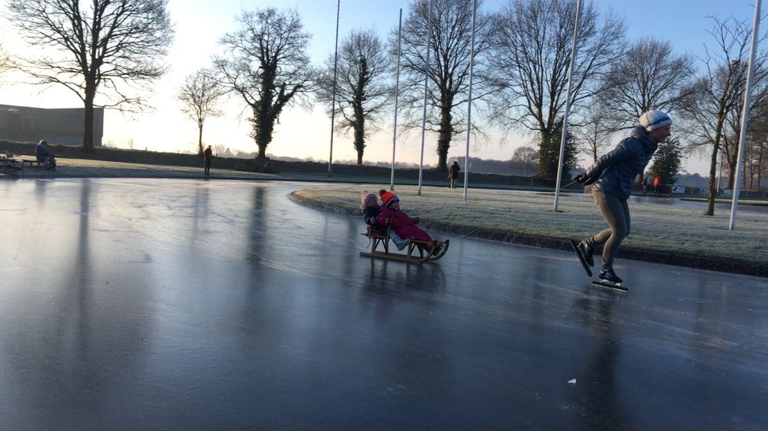 Vanaf vanmorgen negen uur werd er geschaatst in Noordlaren (Rechten: Frits Emmelkamp/RTV Drenthe)