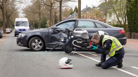 Motorrijder gewond bij aanrijding, Soesterbergsestraatweg Soest tijdelijk dicht. Motorrijder gewond bij aanrijding, Soesterbergsestraatweg Soest tijdelijk dicht.
