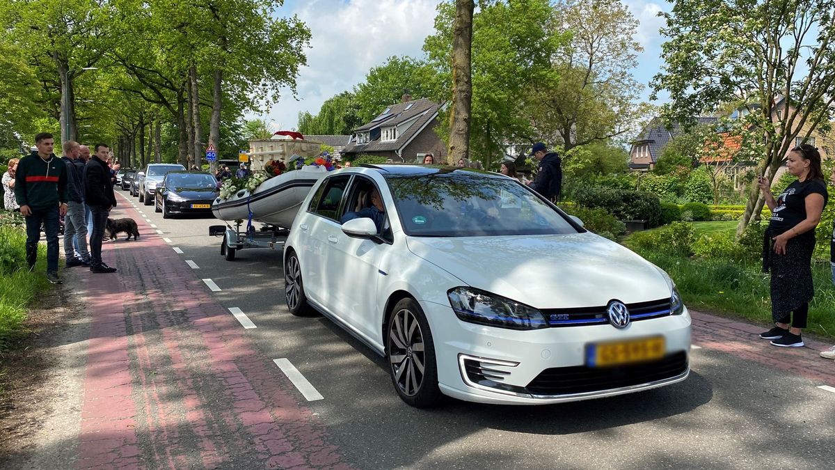 Inwoners Maartensdijk bewijzen Tim (18) laatste eer na scooterongeluk