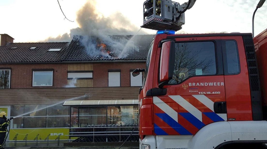 Grote brand in woning boven supermarkt in Rijssen