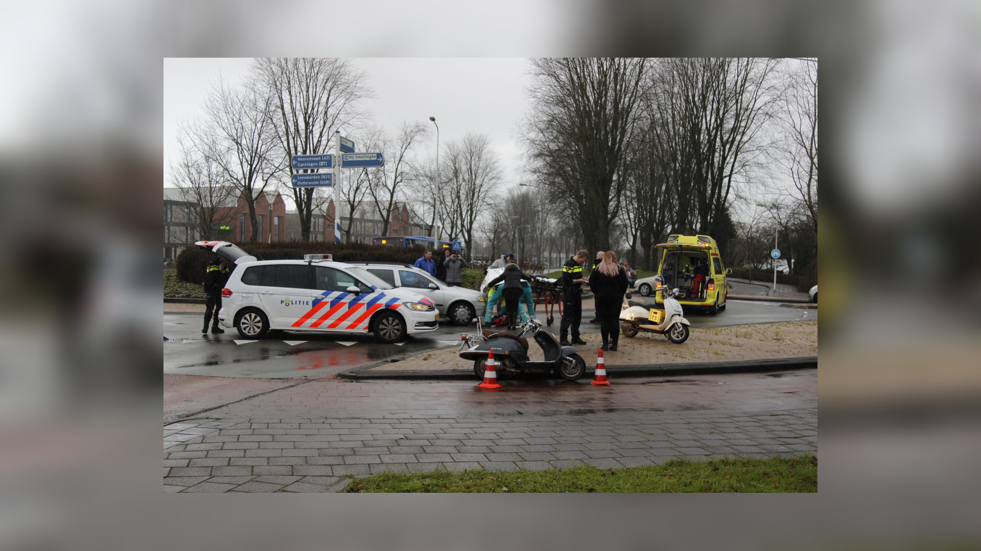 Auto Mist Rotonde En Botst Op Boom In Drachten - Omrop Fryslân