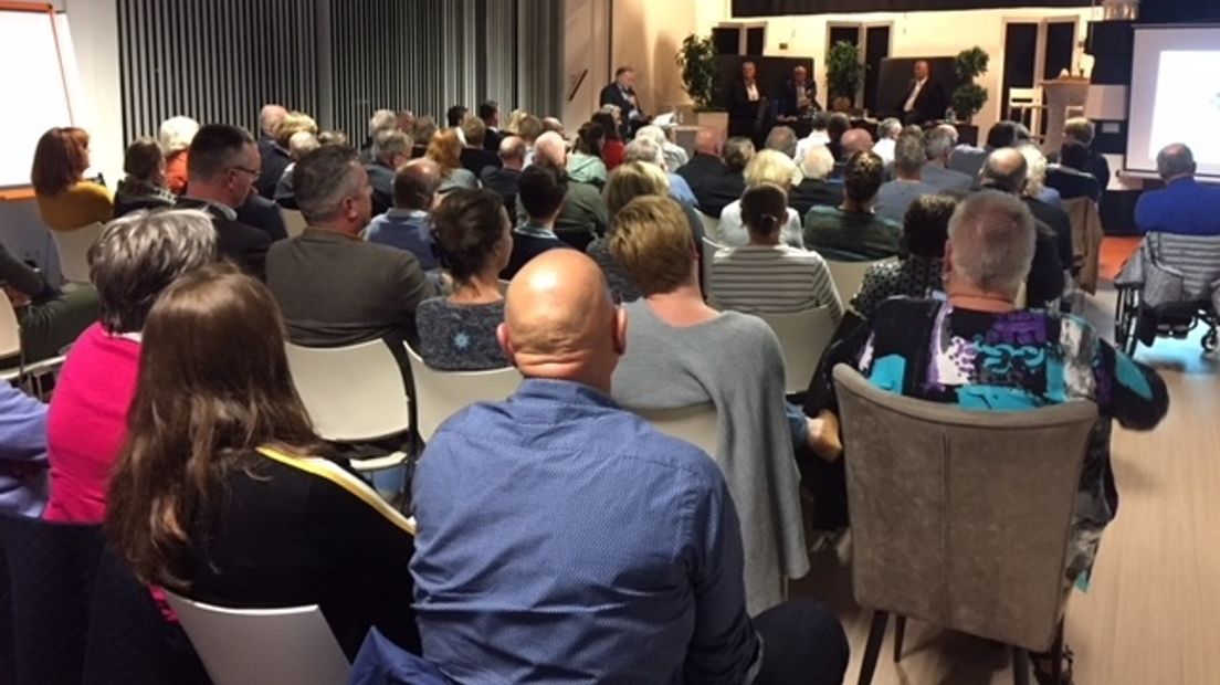 Een volle zaal bij een bijeenkomst over de toekomst van het fiets-voetveer