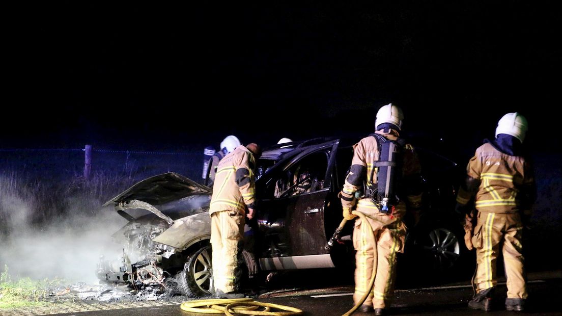 Auto vliegt tijdens het rijden in brand in Deurningen
