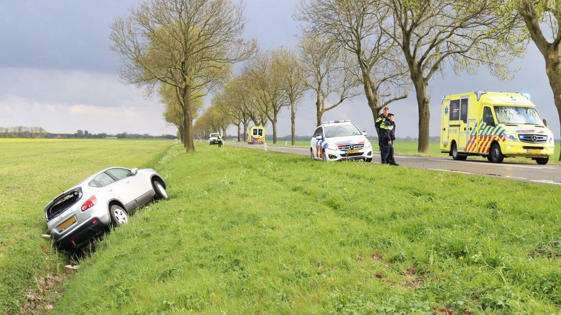 De auto raakte door onbekende oorzaak van de weg