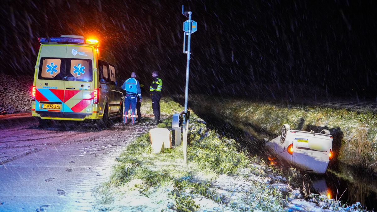Bestelbus belandt in het water in Valthermond, bestuurder gewond