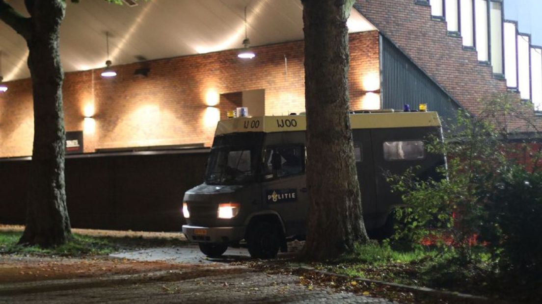 Politiebewaking bij stadion De Adelaarshorst