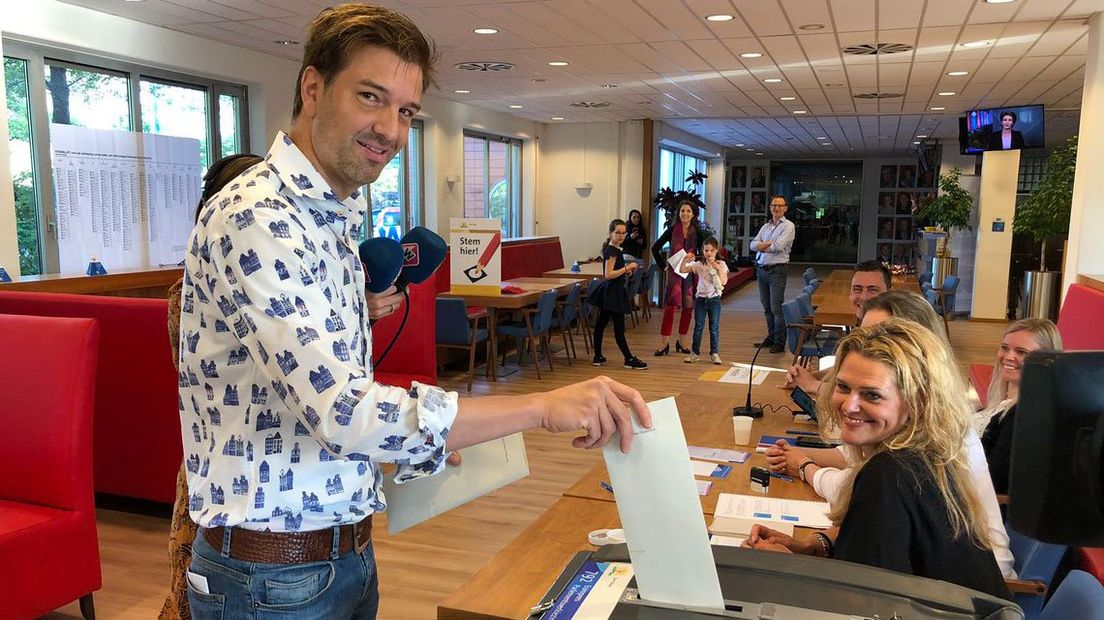 Presentator Bas Muijs opent stembureau door als eerste te stemmen