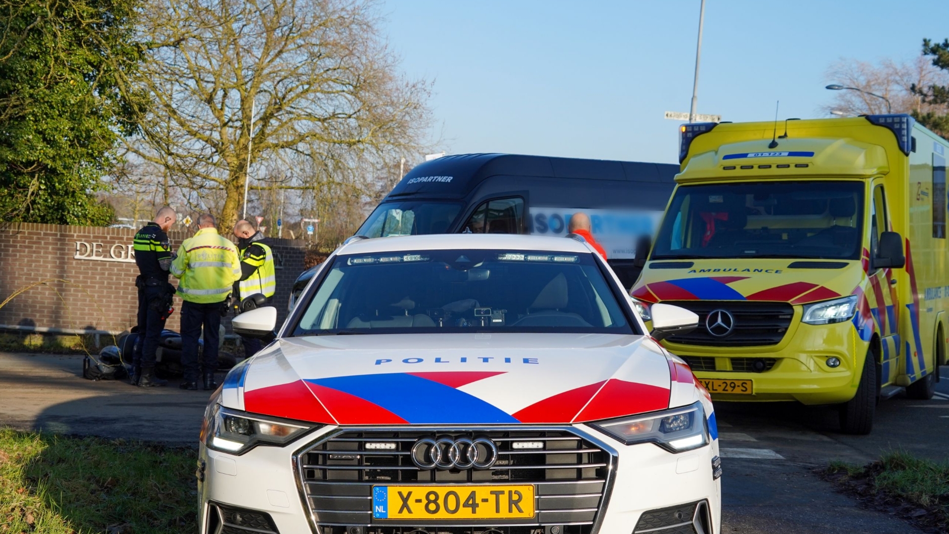 Botsing met drie autos • mogelijk steekincident.