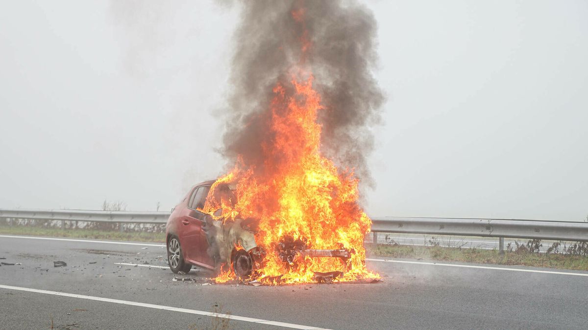 Auto gaat in vlammen op bij grensovergang bij Zwartemeer