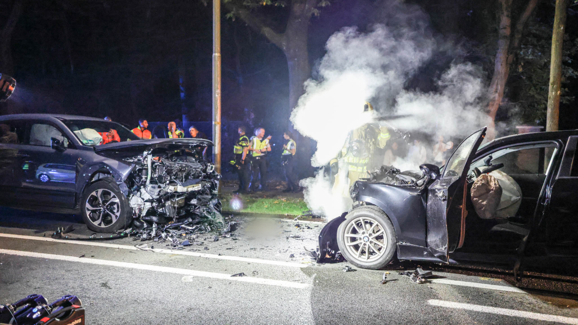 Ten minste 1 gewonde bij frontale botsing op N237