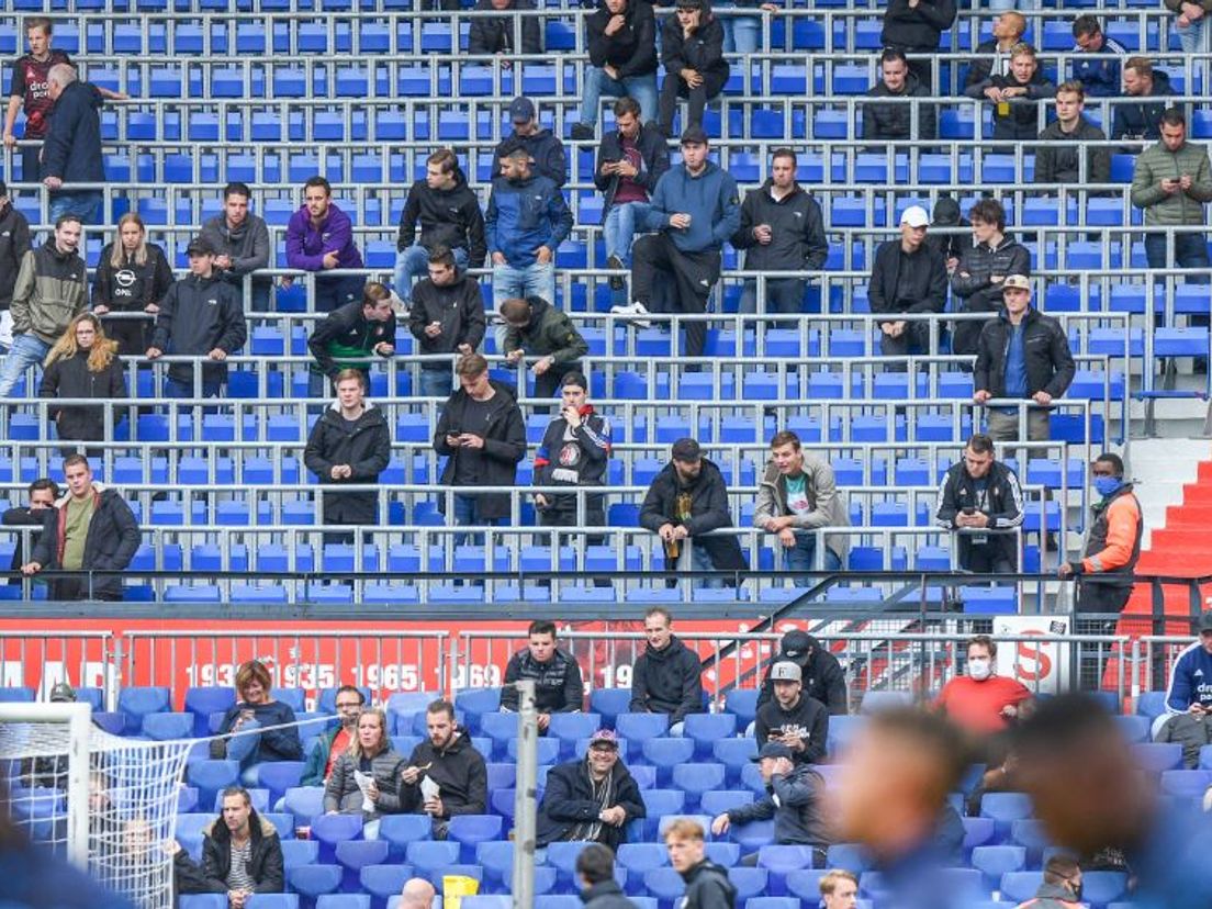 Feyenoord-supporters tijdens de wedstrijd tegen ADO Den Haag. (VK Sportphoto - Yannick Verhoeven)