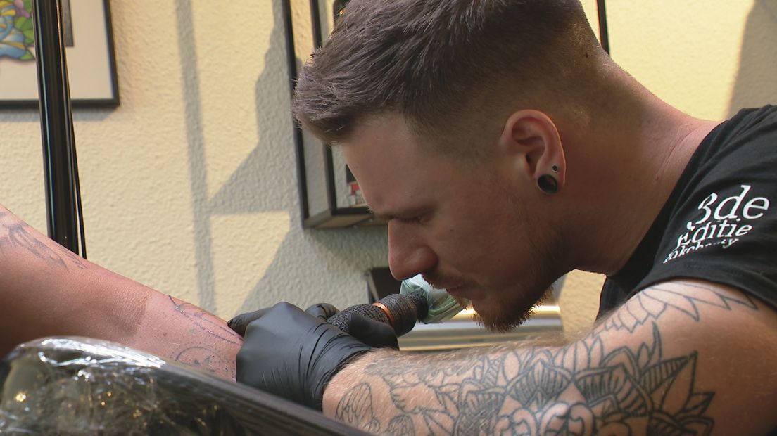 Zino Marciniw aan het werk tijdens de tattoo-marathon