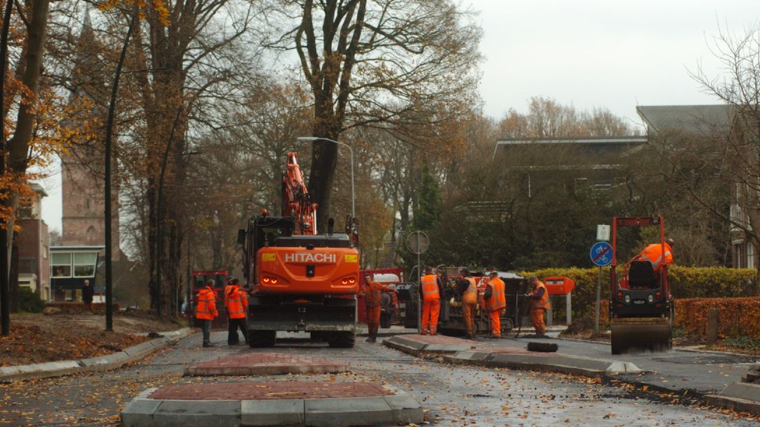 De werkzaamheden aan de Asserstraat in Rolde (Rechten: RTV Drenthe/Jeroen Kelderman)