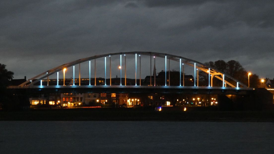 De Wilhelminabrug in Deventer kleurt VN-blauw