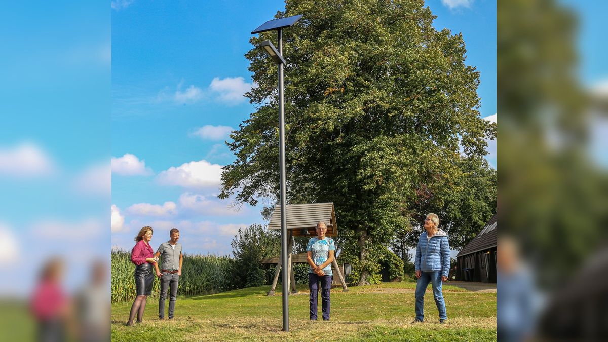 Bij Langedijke licht voortaan een lantaarnpaal op met zonne-energie