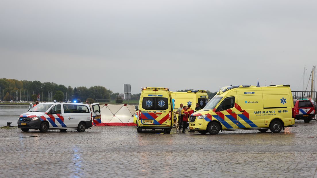 Hulpdiensten rukten massaal uit naar de Loswal in Kampen waar een auto te water raakte.