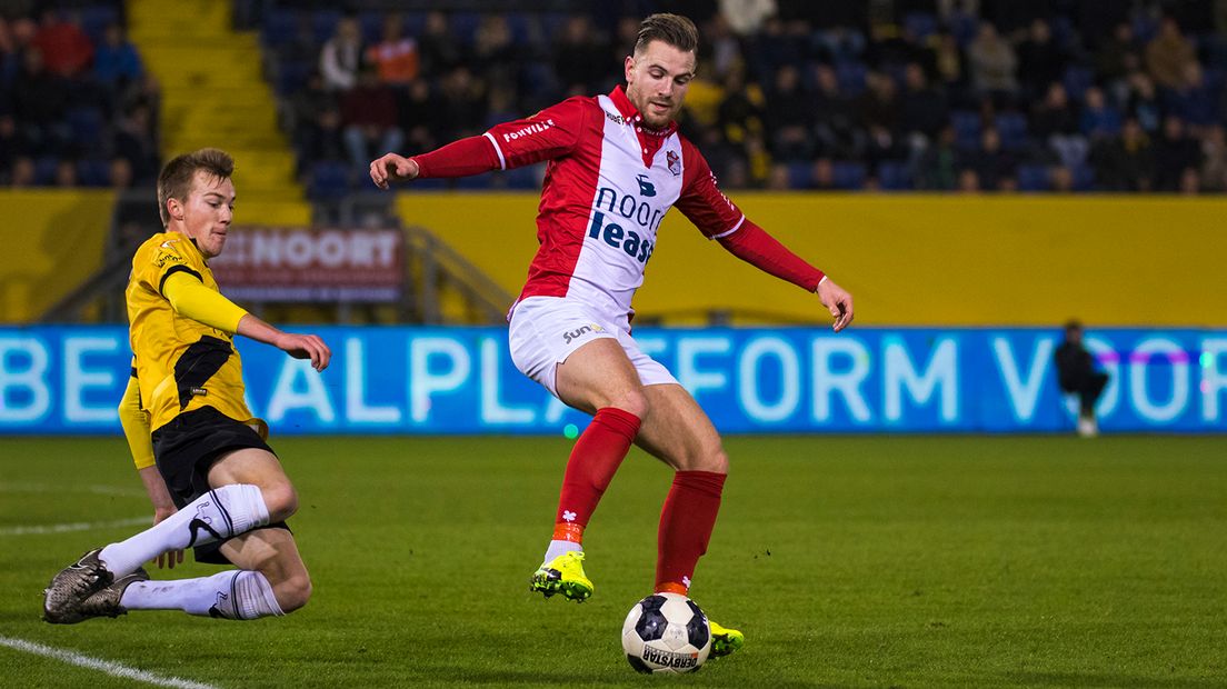 Cas Peters kreeg de beste kans voor FC Emmen voor rust, maar stuitte op de NAC-doelman