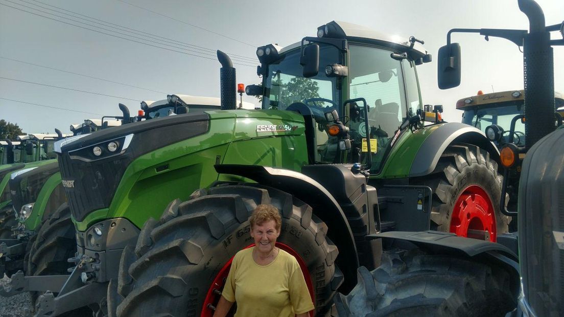 Oma Josephine voor een Amerikaanse trekker