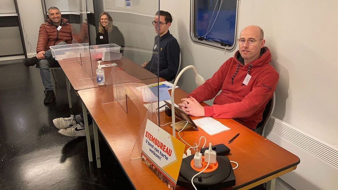 Het mobiele stembureau op het station in Harderwijk