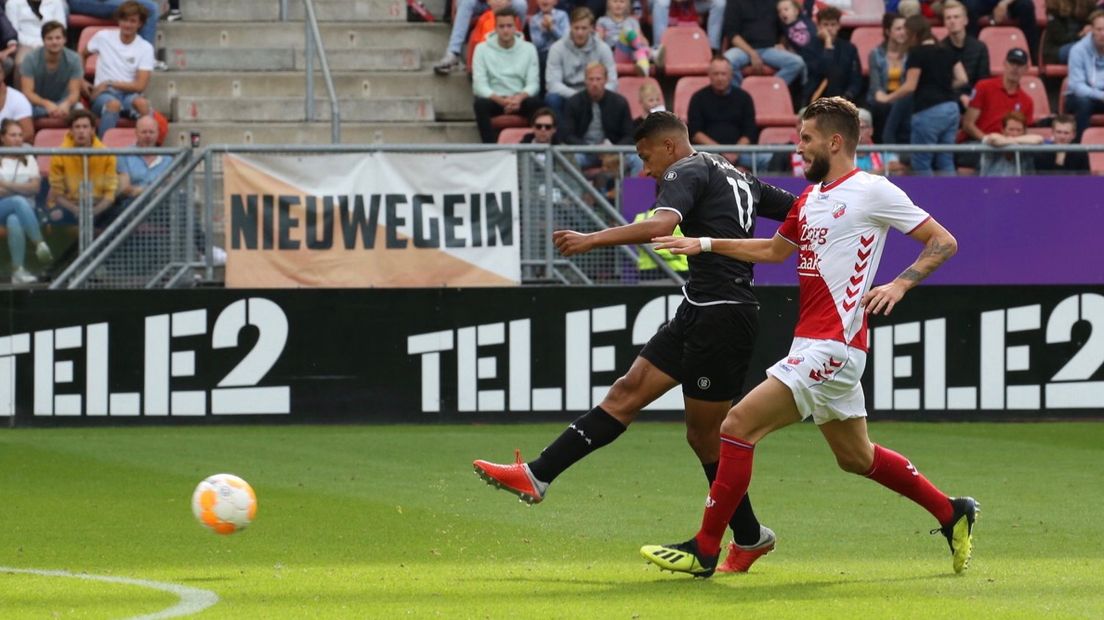 Luciano Slagveer haalt doeltreffend uit tegen FC Utrecht. Zijn eerste goal van het seizoen (Rechten: Gerrit Rijkens)