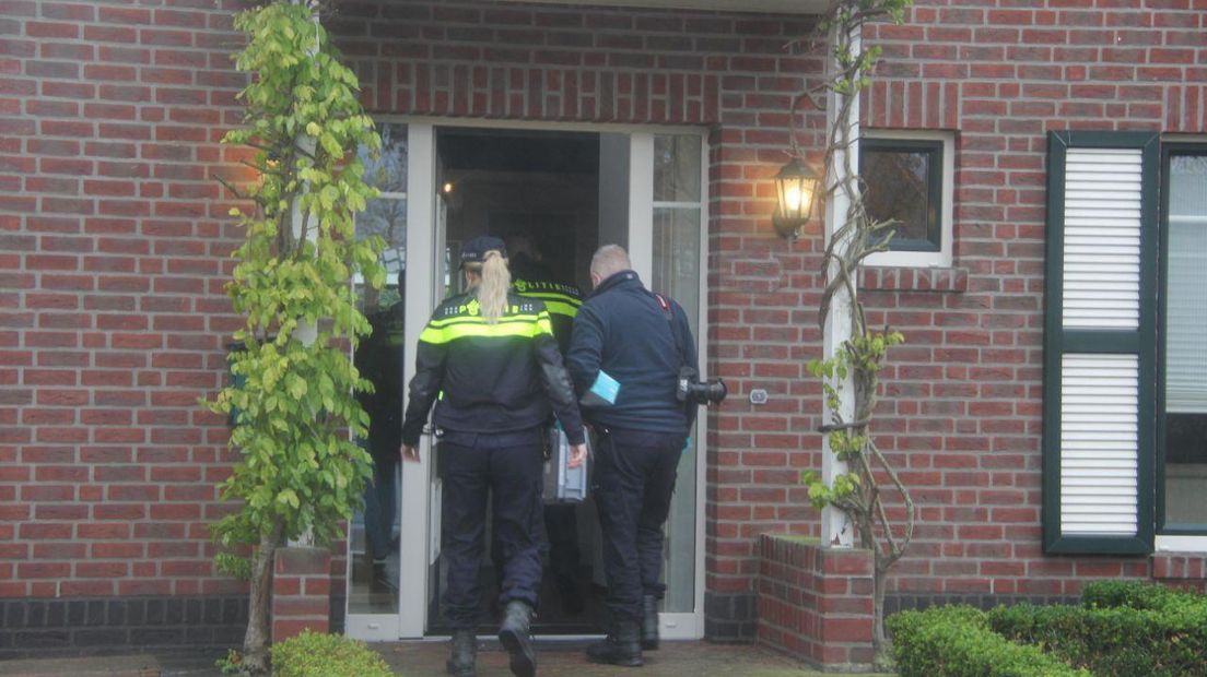 De politie doet onderzoek in het huis (Rechten: Van Oost Media)