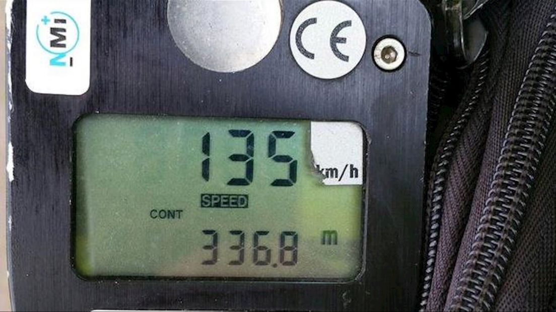 Geklokt op 135 km/u, rijbewijs kwijt