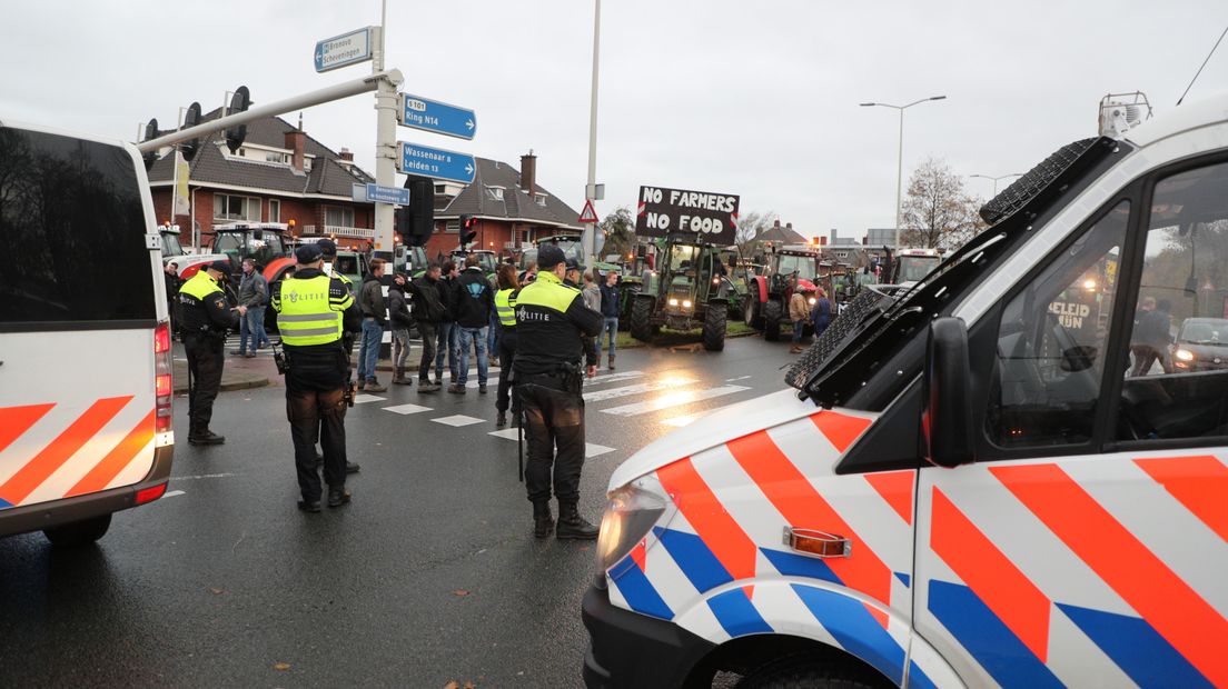 De agenten houden de boeren tegen op de Benoordenhoutseweg