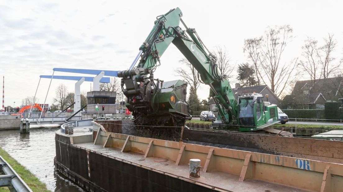 Met groot materieel vinden de baggerwerkzaamheden plaats.