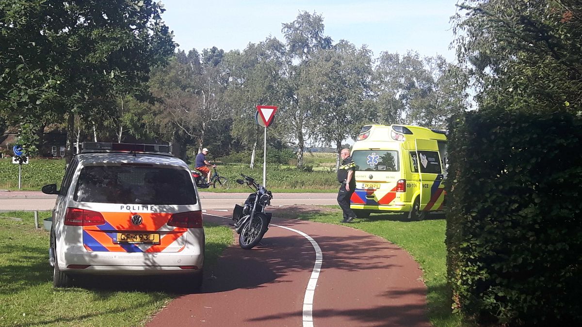 Motorrijder botst tegen paal in De Groeve