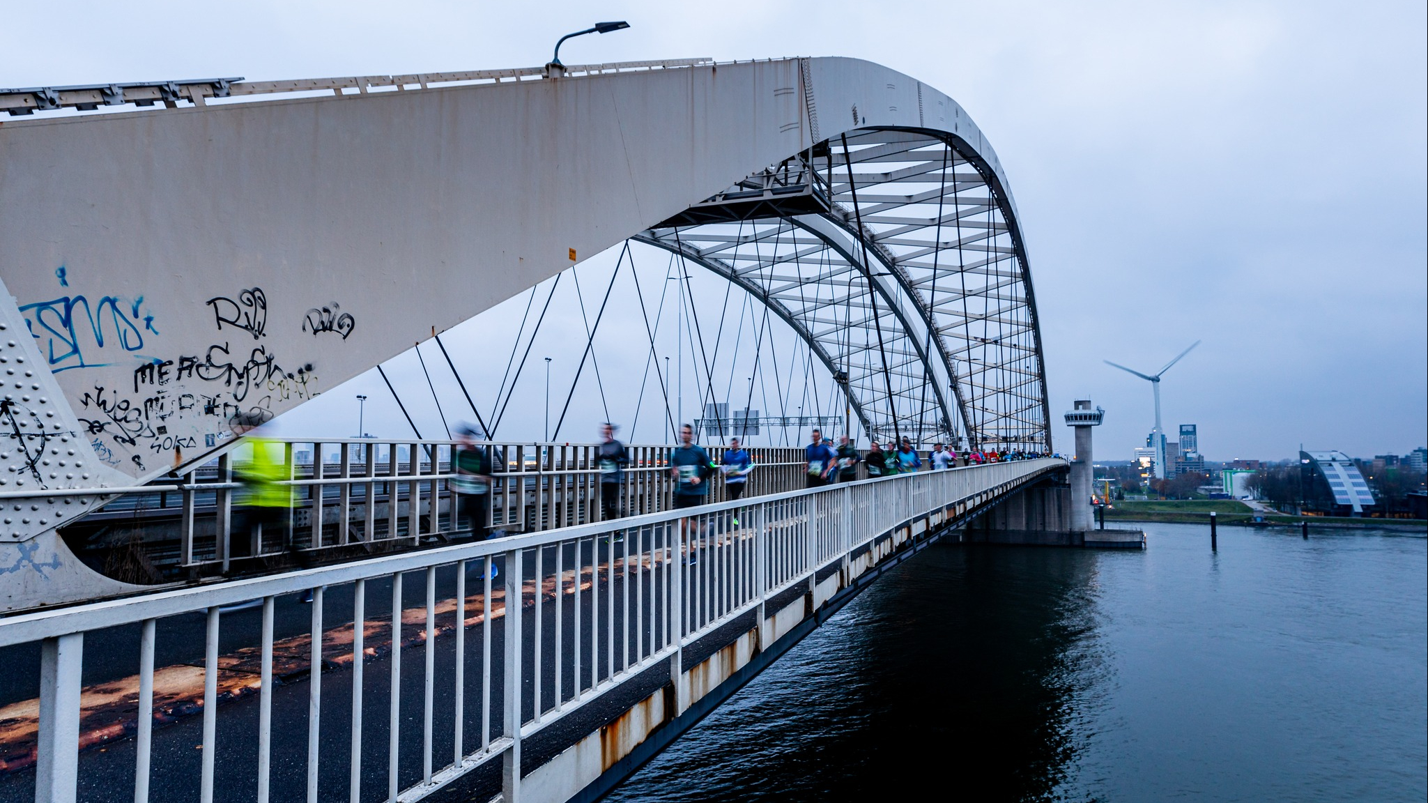 Beeld van de Bruggenloop, die ook gedeeltelijk door Rotterdam-Zuid loopt.