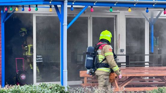 Brand in clubhuis • auto op kop in berm