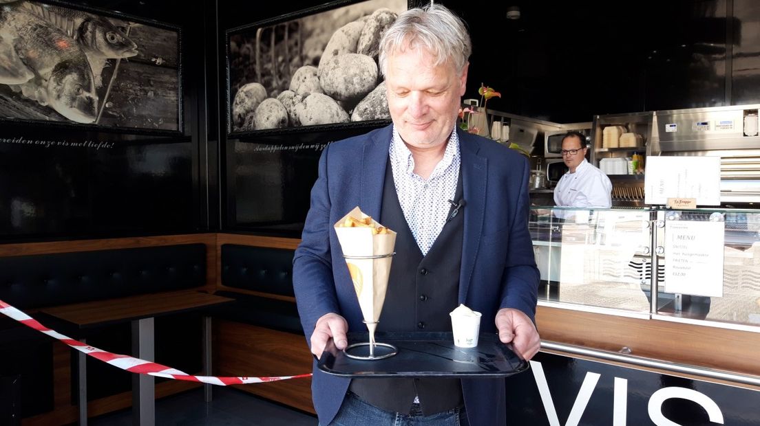 Wat het frietkot is in België, is de frietkraam in Nederland. Vaak een houten hok, doordrenkt met de lucht van borrelend frituurvet. Voor Ubel Zuiderveld is het meer dan een plek voor een puntzak met friet. Het zijn vooral onderscheidende pareltjes in het Nederlandse 'IKEA-landschap' en opgetekend in een boek: De Frietkraam.