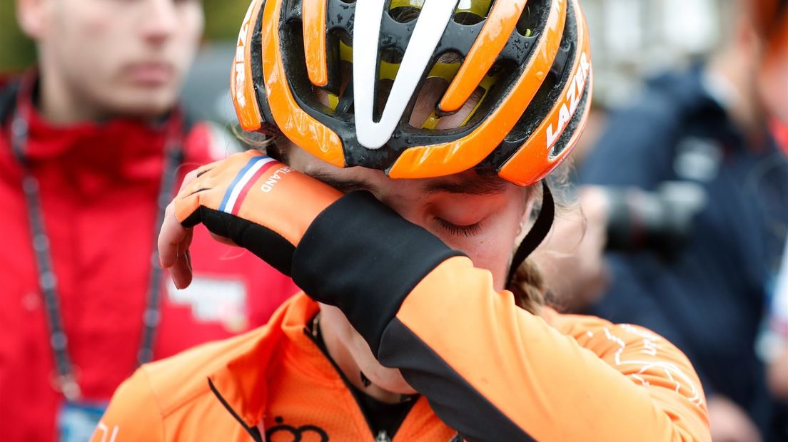 Shirin van Anrooij na de finish van het WK wielrennen in Engeland