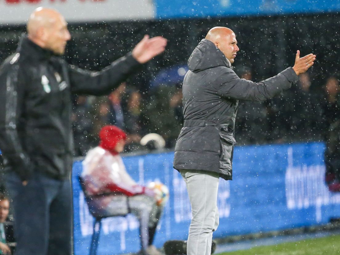 Een coachende Arne Slot tijdens zijn enige Feyenoord-AZ als trainer van AZ. Op de voorgrond Jaap Stam