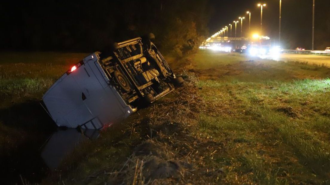 De auto op de kant bij de A1.