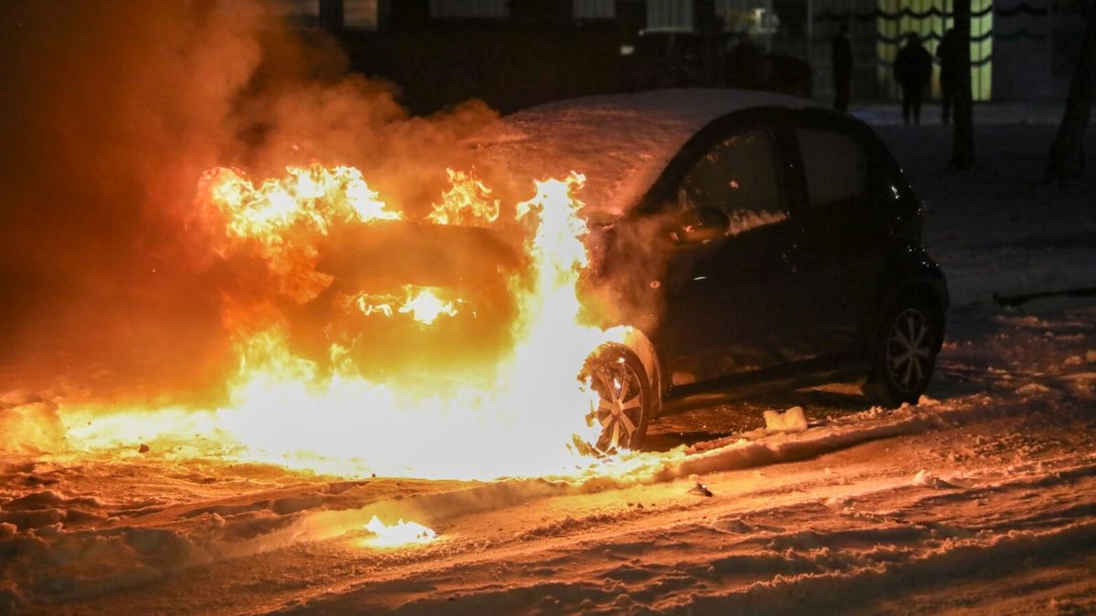 Brand treft auto waar de sneeuw nog op ligt in Leeuwarden