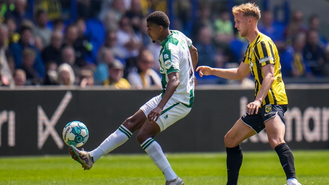 Laros Duarte aan de bal tegen FC Groningen