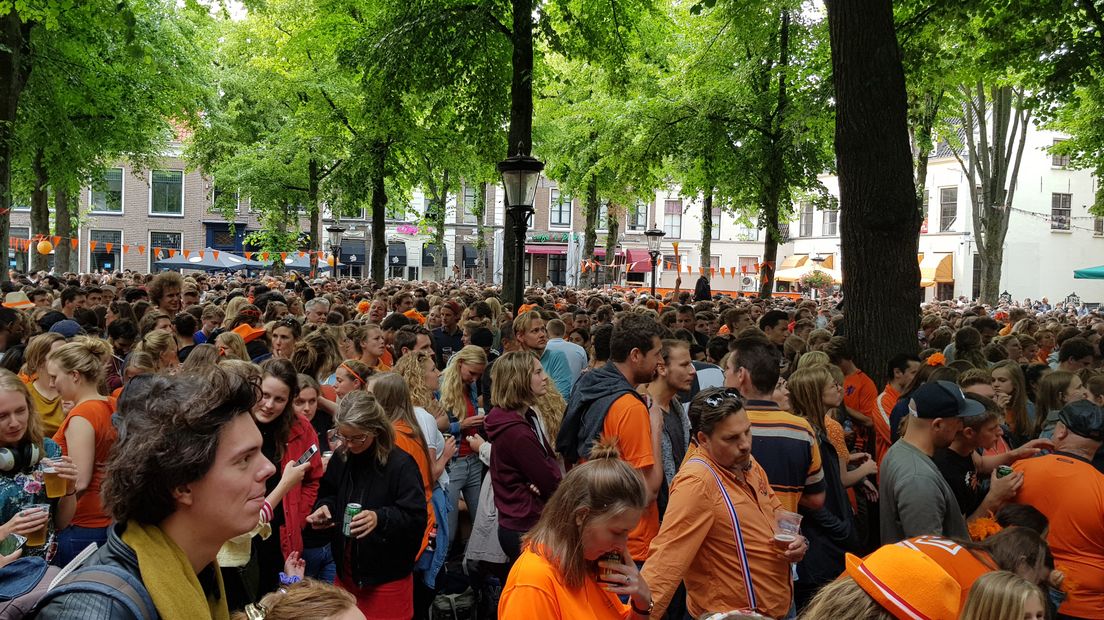 Oranjefans op het Janskerkhof in Utrecht.