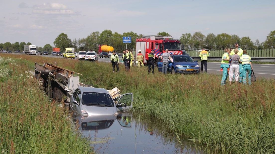 Auto met caravan te water