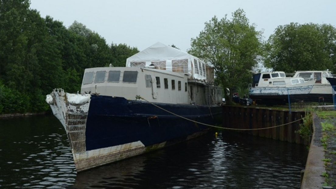 Aanvankelijk had de eigenaar tien boten aan de kade liggen waaronder een oude mijnenveger